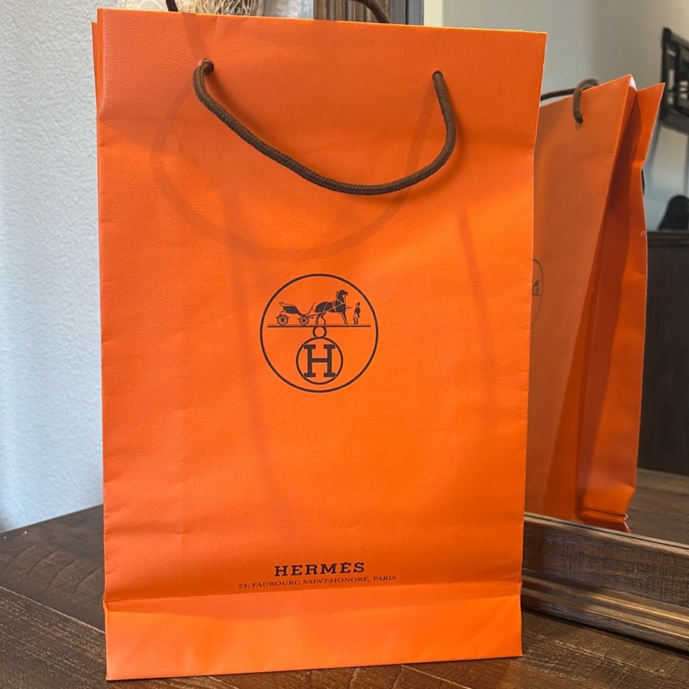 Hermes shopping bag in excellent‎ used condition. Tall medium size.